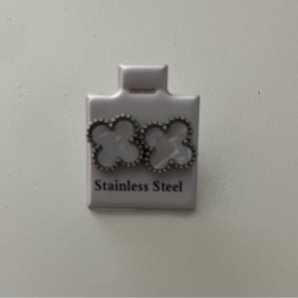 🌸Boutique Stainless Steel Faux Mother of Pearl and Silver Clover Earrings